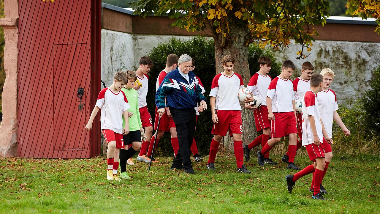 "Tatort: Schweigen": Pastor Otto (Hannes Hellmann) trainiert die Jungs des örtlichen Fußballvereins.