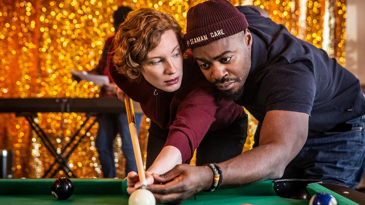 "Tatort: Stille Nacht": Linda Selb (Luise Wolfram) ist an Weihnachten für Befragungen in der Seemannsmission und spielt Billard mit dem Matrosen Jay (Miquel Francisco Bata).