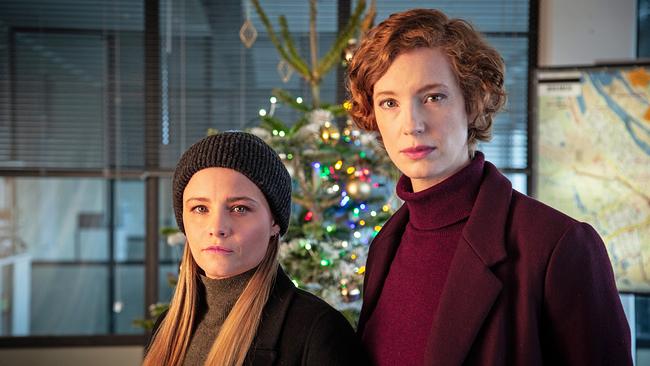 "Tatort: Stille Nacht": Die Bremer Ermittlerinnen Liv Moormann (Jasna Fritzi Bauer) und Linda Selb (Luise Wolfram) haben Feiertagsdienst – mit wenig Aufmerksamkeit für das Weihnachtsfest – als sie zu einem Tatort gerufen werden.