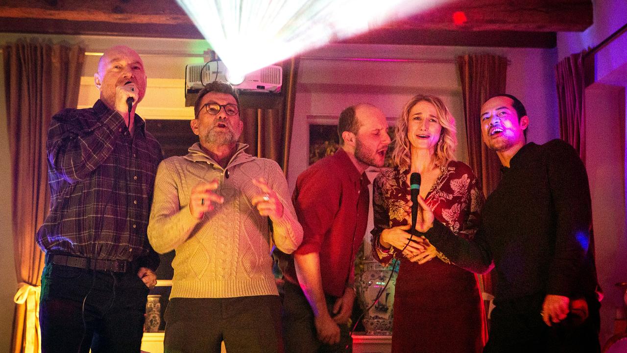 "Tatort: Stille Nacht": Bjarne Wilkens (Rainer Sellien), Hendrik Wilkens (Matthias Freihof), Marco Wilkens (Robert Höller), Fabienne Wilkens (Pia Barucki) und Andy Malinao (Jernih Agapito) singen gemeinsam Karaoke.