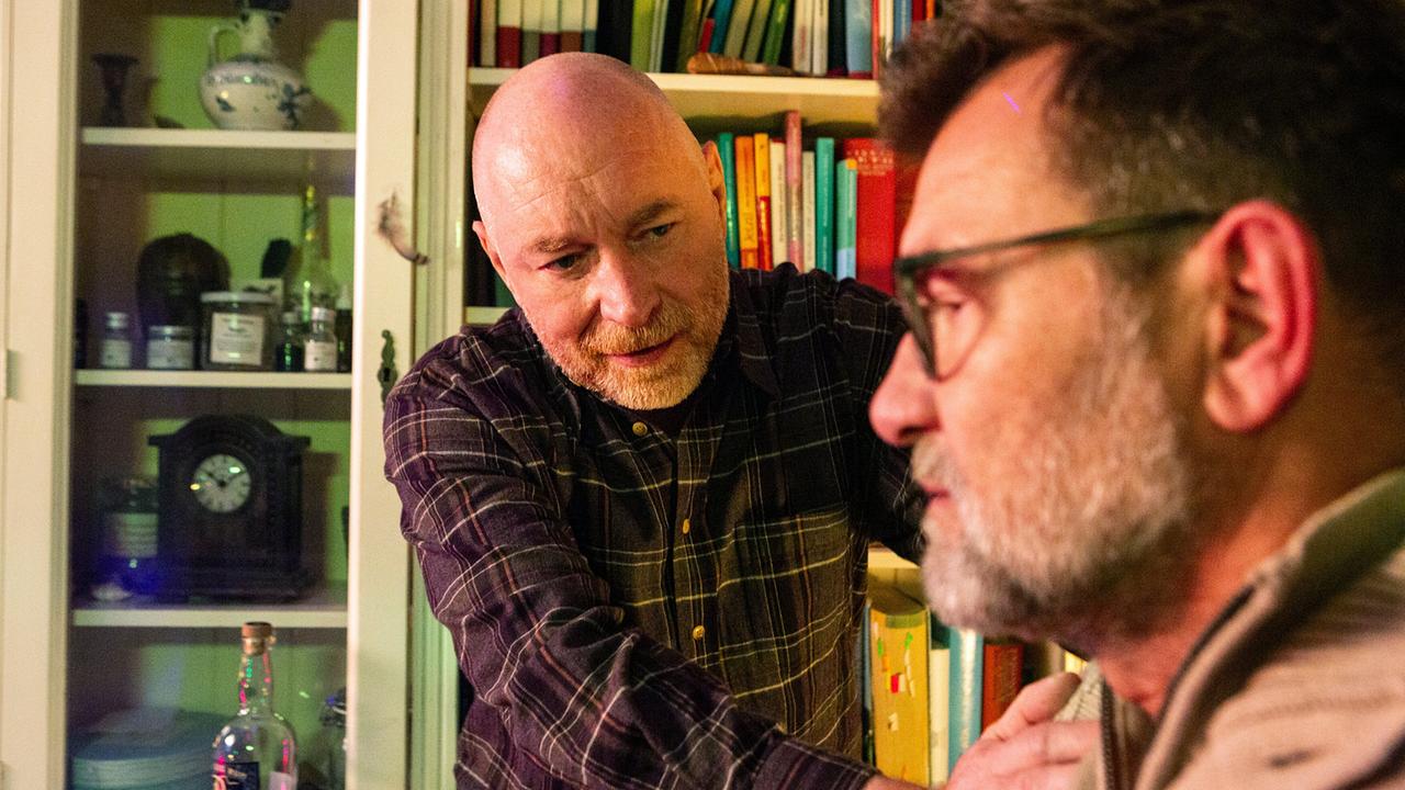 "Tatort: Stille Nacht": Das Ehepaar Bjarne Wilkens (Rainer Sellien, l.) und Hendrik Wilkens (Matthias Freihof) unterhalten sich, bevor der Mord passiert.