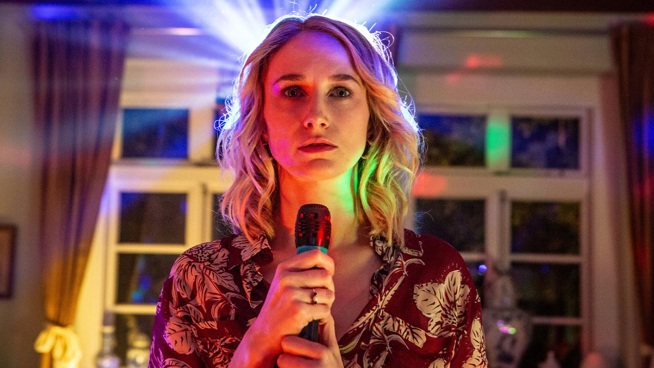 "Tatort: Stille Nacht": Fabienne Wilkens (Pia Barucki) bei ihrer Karaoke-Performance an Heiligabend