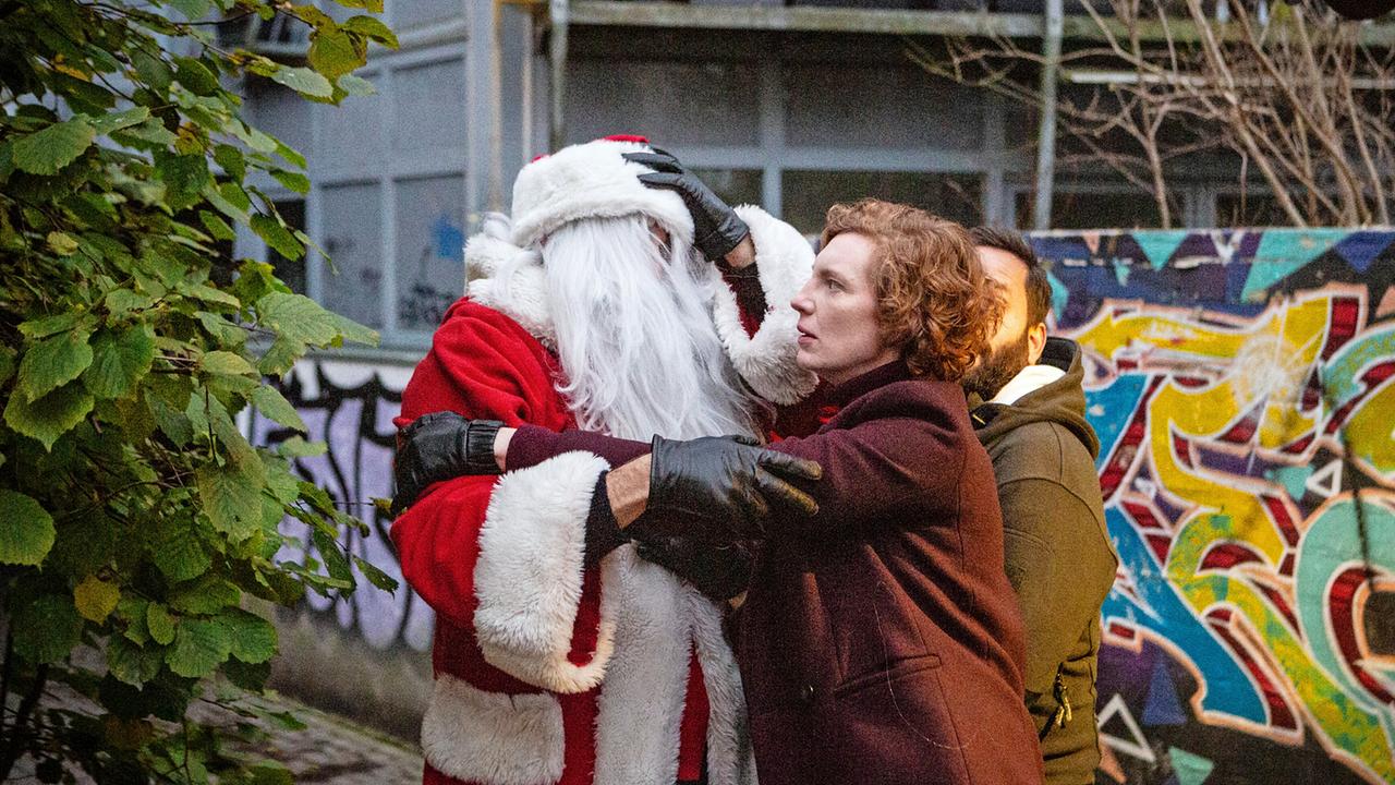 "Tatort: Stille Nacht": Die Bremer Ermittlerin Linda Selb (Luise Wolfram) hatte sich auf einen ruhigen Feiertagsdienst eingerichtet, aber das klappt nicht.