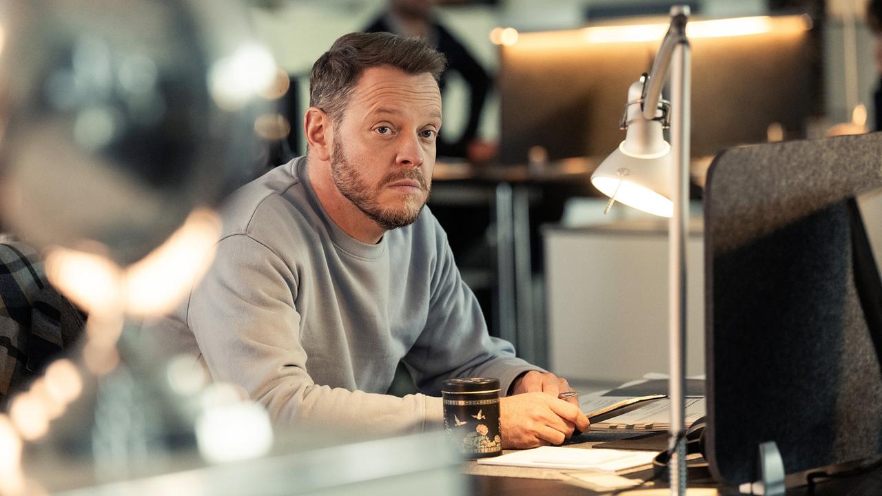 "Tatort: Restschuld": Kommissar Norbert Jütte (Roland Riebeling) studiert bei Correct Inkasso die Akten der Schuldner. Wer von ihnen könnte für den brutalen Überfall auf den Inkasso-Manager in Frage kommen?