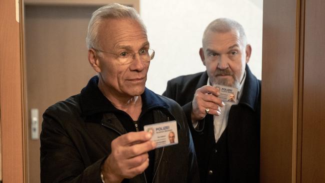 "Tatort: Restschuld": Max Ballauf (Klaus J. Behrendt, li.) und Freddy Schenk (Dietmar Bär, r.) auf Spurensuche bei Stefanie Schreiter. Auch sie steht auf Fabian Pavlous Schuldnerinnen-Liste.