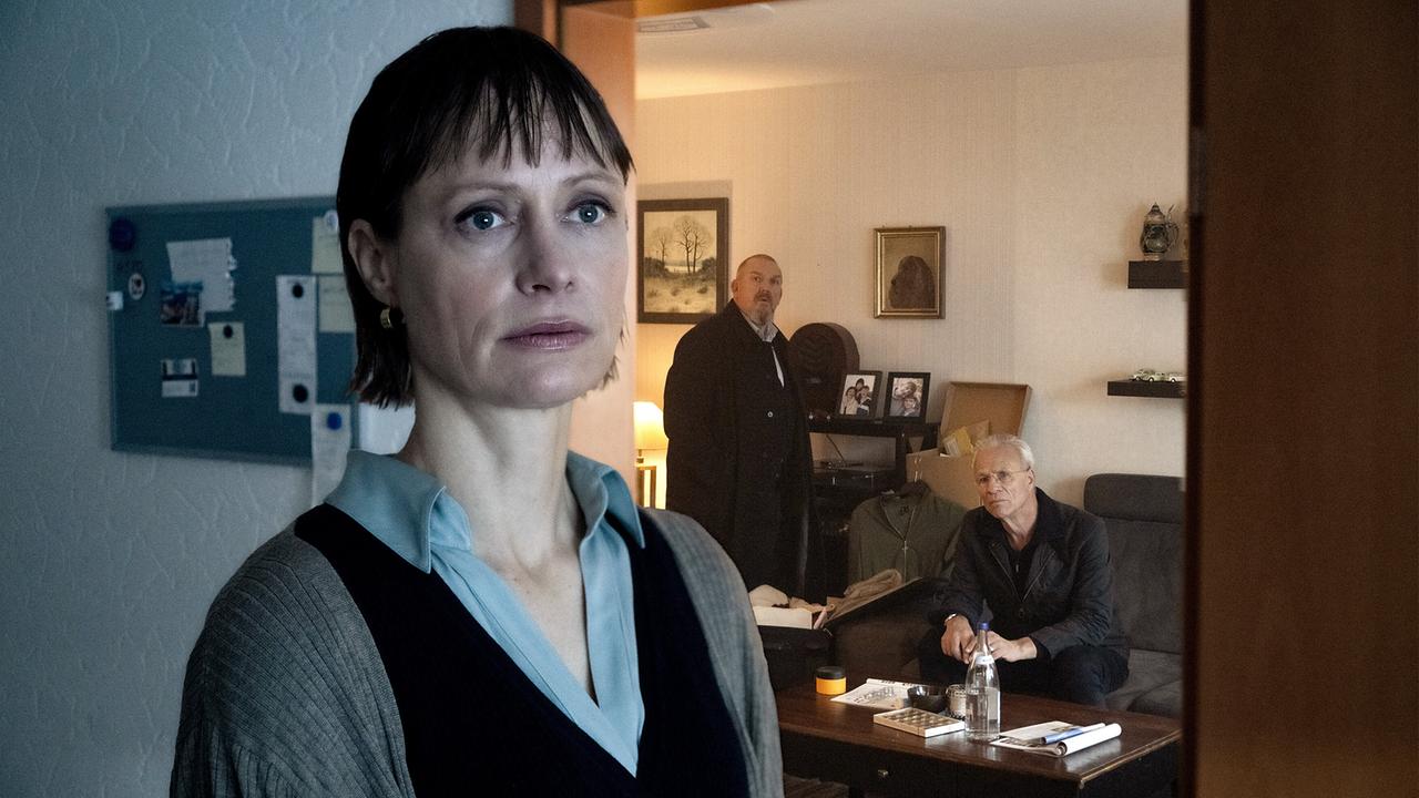 "Tatort: Restschuld": Max Ballauf (Klaus J. Behrendt, r.) und Fredy Schenk (Dietmar Bär, mi.) befragen Stefanie Schreiter (Katharina Marie Schubert). Sie berichtet von ihren Schulden und wie sehr sie von der Inkassofirma unter Druck gesetzt wird.