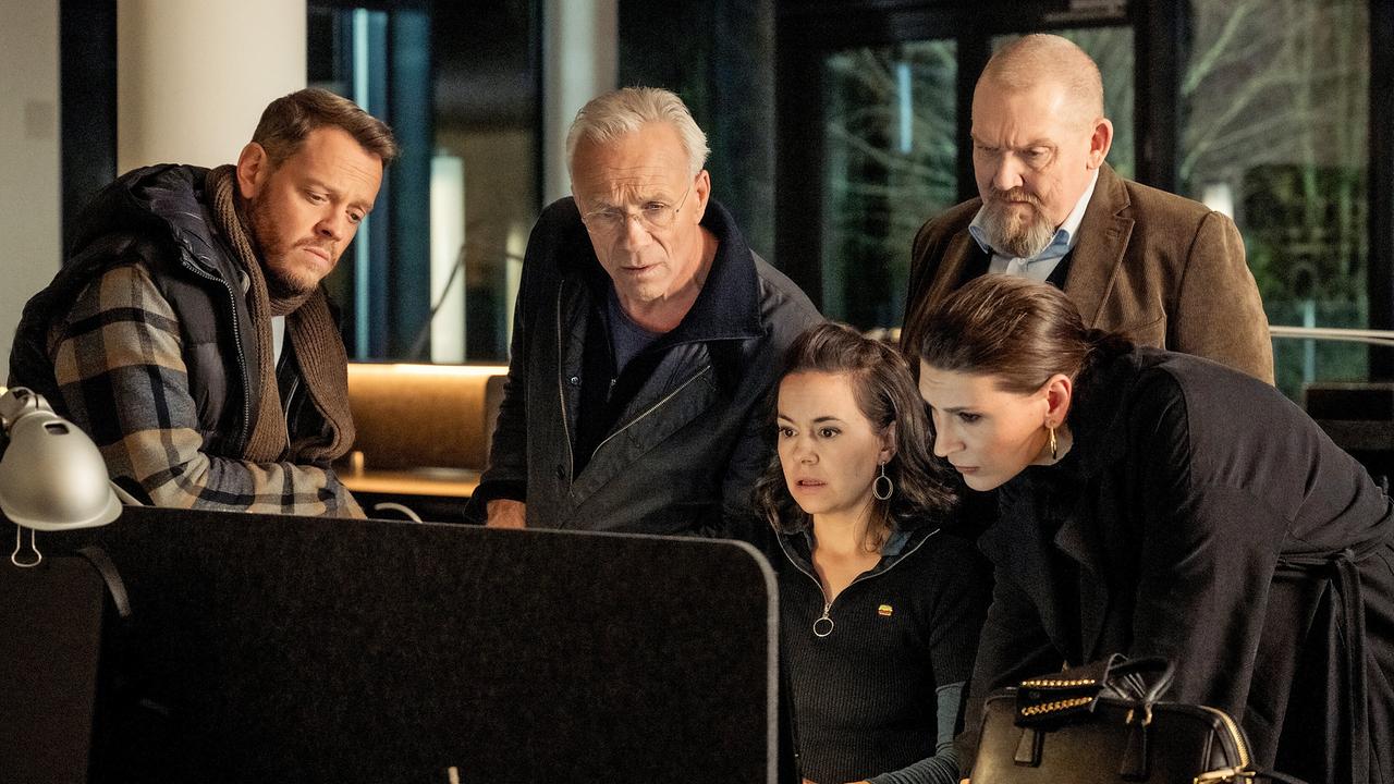 "Tatort: Restschuld": Kommissar Norbert Jütte (Roland Riebeling), Kommissar Max Ballauf (Klaus J. Behrendt), Silja Mayer (Karolina Horster), Kommissar Freddy Schenk (Dietmar Bär) und Milena Ilic (Olga Prokot)