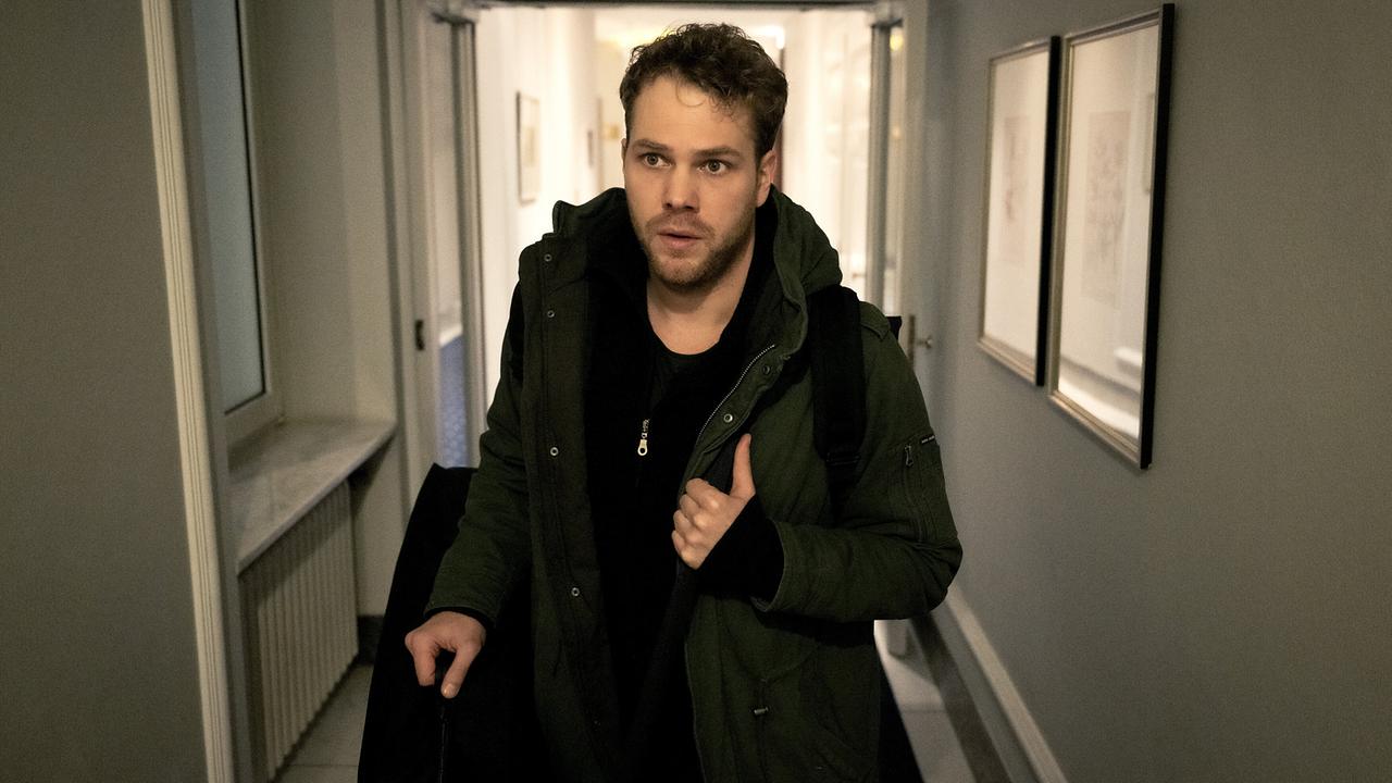 "Tatort: Restschuld": Timo Eckhoff (Ben Münchow) hat noch am späten Abend in einem Luxushotel einen seiner Privatkunden massiert. Wieder wurde er nicht bezahlt.