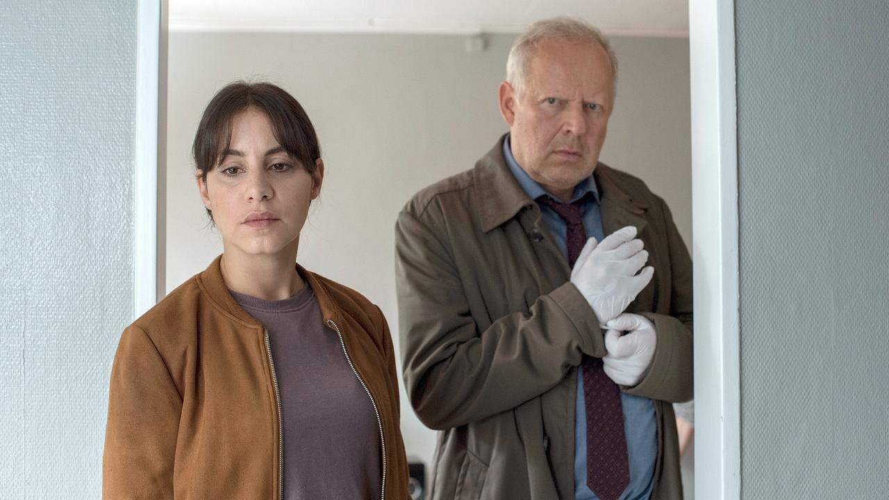 "Tatort: Borowski und das hungrige Herz": Die Kommissare Mila Sahin (Almila Bagriacik) und Klaus Borowski (Axel Milberg) am Tatort.