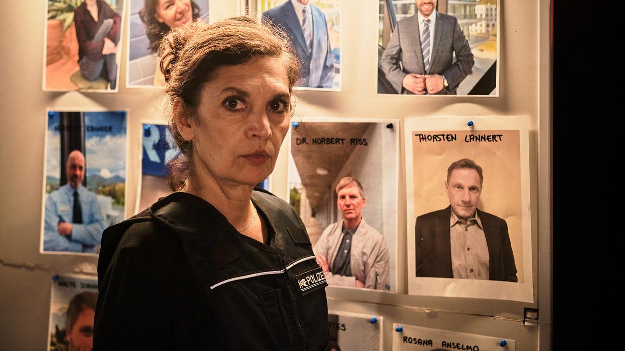 "Tatort: Verblendung": Farah Nazari (Leila Abdullah) leitet den Einsatz in der improvisierten Zentrale und hofft, die Geiseln freizubekommen.