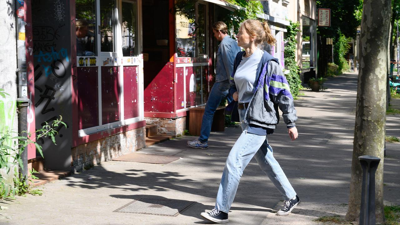 "Tatort: Das Ende der Nacht": Hauptkommissar Adam Schürk (Daniel Sträßer) und Hauptkommissarin Pia Heinrich (Ines Marie Westernströer) ermitteln im „Saar Gourmet Imbiss“.