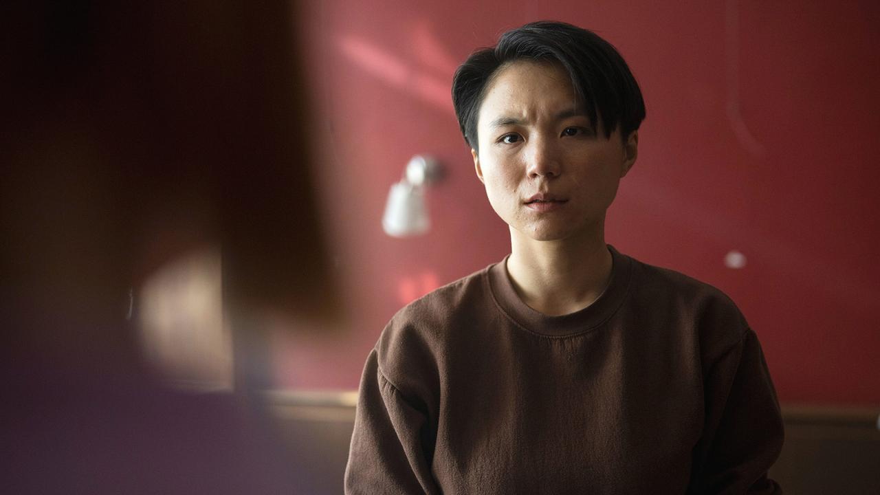 "Tatort: Made in China": Shen Bo (Yun Huang) stammt aus Shanghai. Als Psychiaterin nimmt sie an einem Ärztekongress in Dortmund teil. Doch was führt sie ausgerechnet unmittelbar in die Nähe der Haiden Villa?