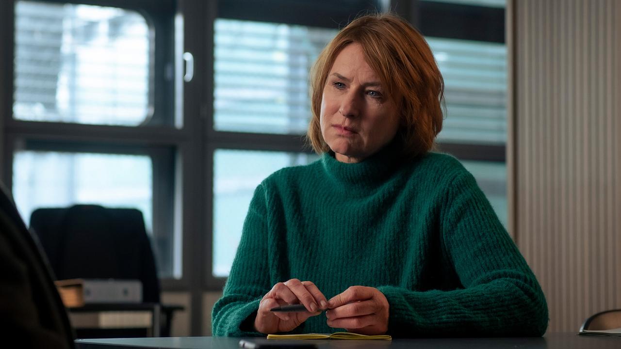 "Tatort: Vier Leben": Susanne Bonard (Corinna Harfouch) an ihrem Schreibtisch im Kommissariat