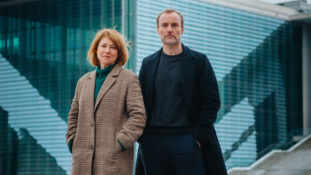 "Tatort: Vier Leben": Susanne Bonard (Corinna Harfouch, li.) und Robert Karow (Mark Waschke, re.) ermitteln im politischen Berlin zwischen Lobbyismus und Menschenrechtsaktivismus.