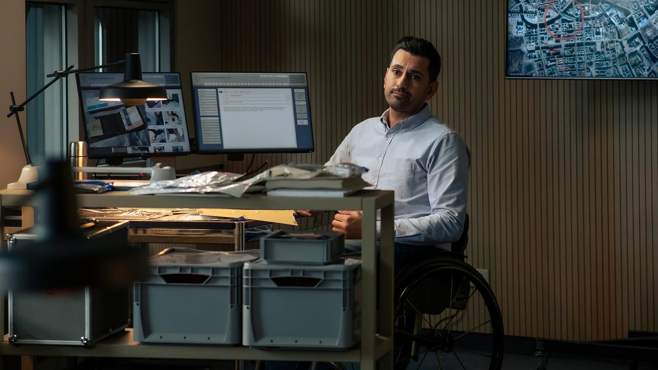 "Tatort: Vier Leben": Malik Aslan (Tan Çağlar) muss sich für den Fall durch viele Ordner durcharbeiten.