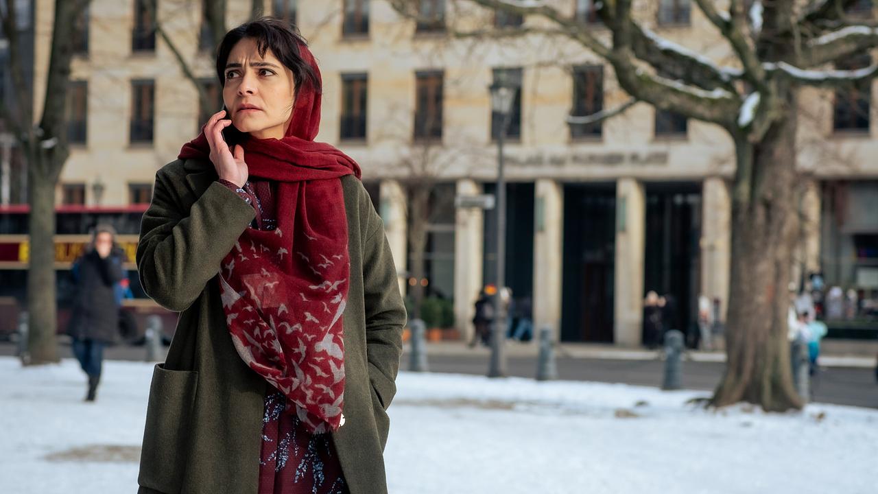 "Tatort: Vier Leben": Ist Soraya Barakzay (Pegah Ferydoni), die Jürgen Weghorst noch wenige Monate vor seinem Tod öffentlich beschimpft hat, eine Verdächtige in dem Fall?