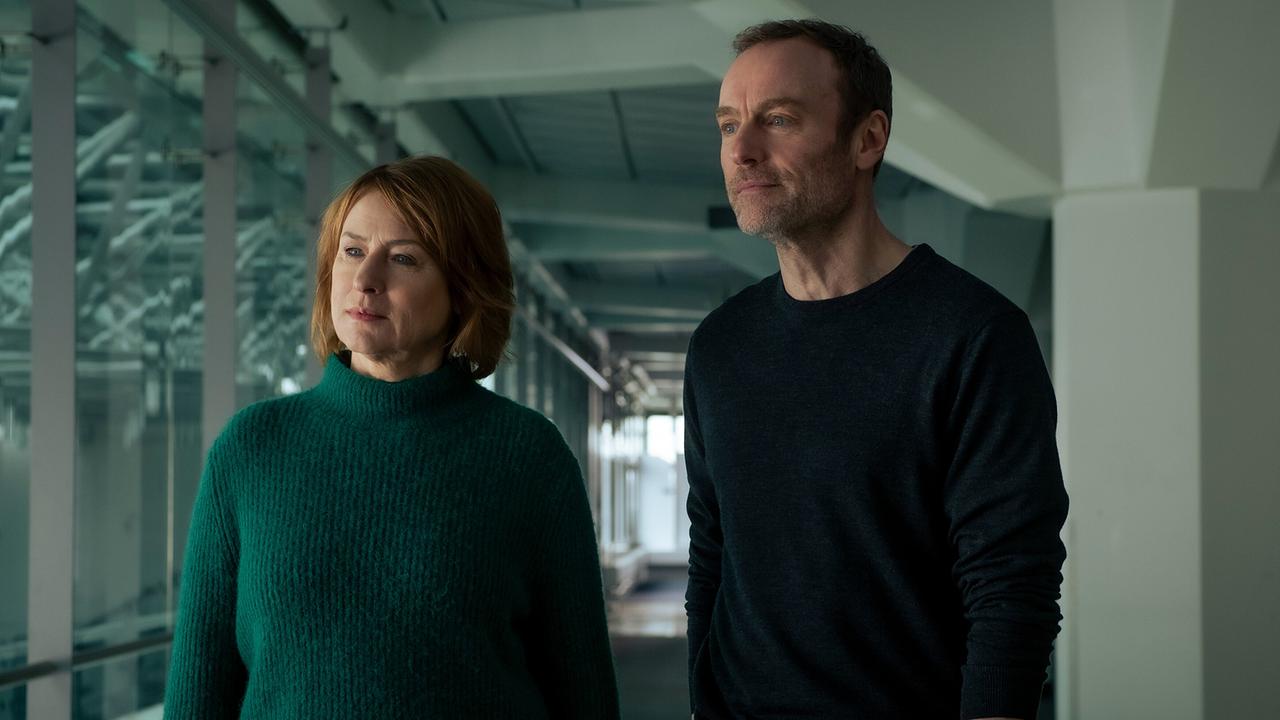 "Tatort: Vier Leben": Susanne Bonard (Corinna Harfouch, li.) und Robert Karow (Mark Waschke, re.) in den Fluren des Kommissariats im ehemaligen Flughafen Tegel.