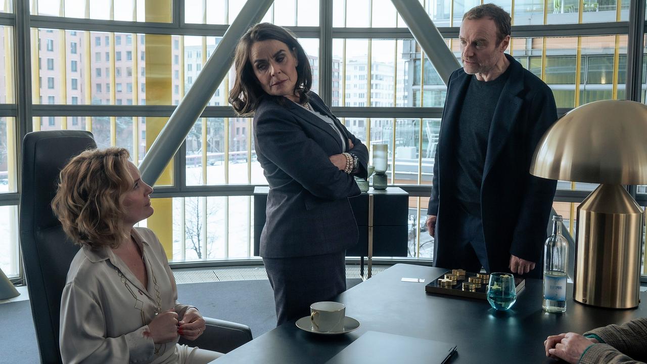 "Tatort: Vier Leben": Robert Karow (Mark Waschke, re.) ist fassungslos darüber, dass Ulrike Menzel (Tara Linke, li.), die Chefin des Lebensmittelverbandes, durch ihre Anwältin Manuela Reichert (Julia Kratz, mi.) ihre Ermittlungen unterbinden will.