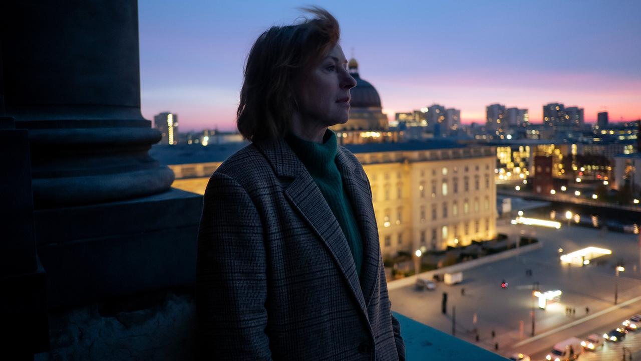 "Tatort: Vier Leben": Susanne Bonard (Corinna Harfouch) auf der Suche nach Spuren des Schützen auf dem Berliner Dom.