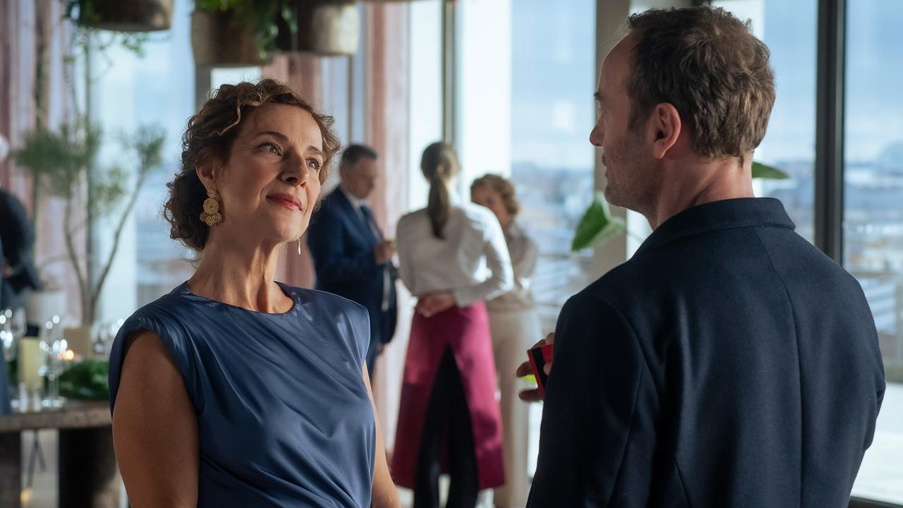 "Tatort: Vier Leben": Elisabeta Alvarez (Clelia Sarto, li.), die Chefin der Public Affairs-Agentur, die den Empfang ausrichtet, lässt Robert Karow (Mark Waschke, re.) mit seinen Fragen elegant abblitzen.