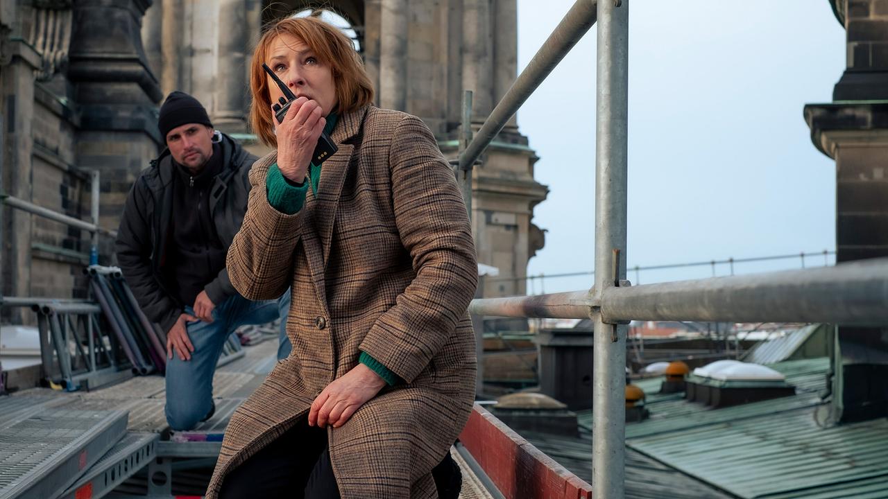 "Tatort: Vier Leben": Susanne Bonard (Corinna Harfouch) sucht auf dem Dach des Berliner Doms nach möglichen Spuren eines Scharfschützen.