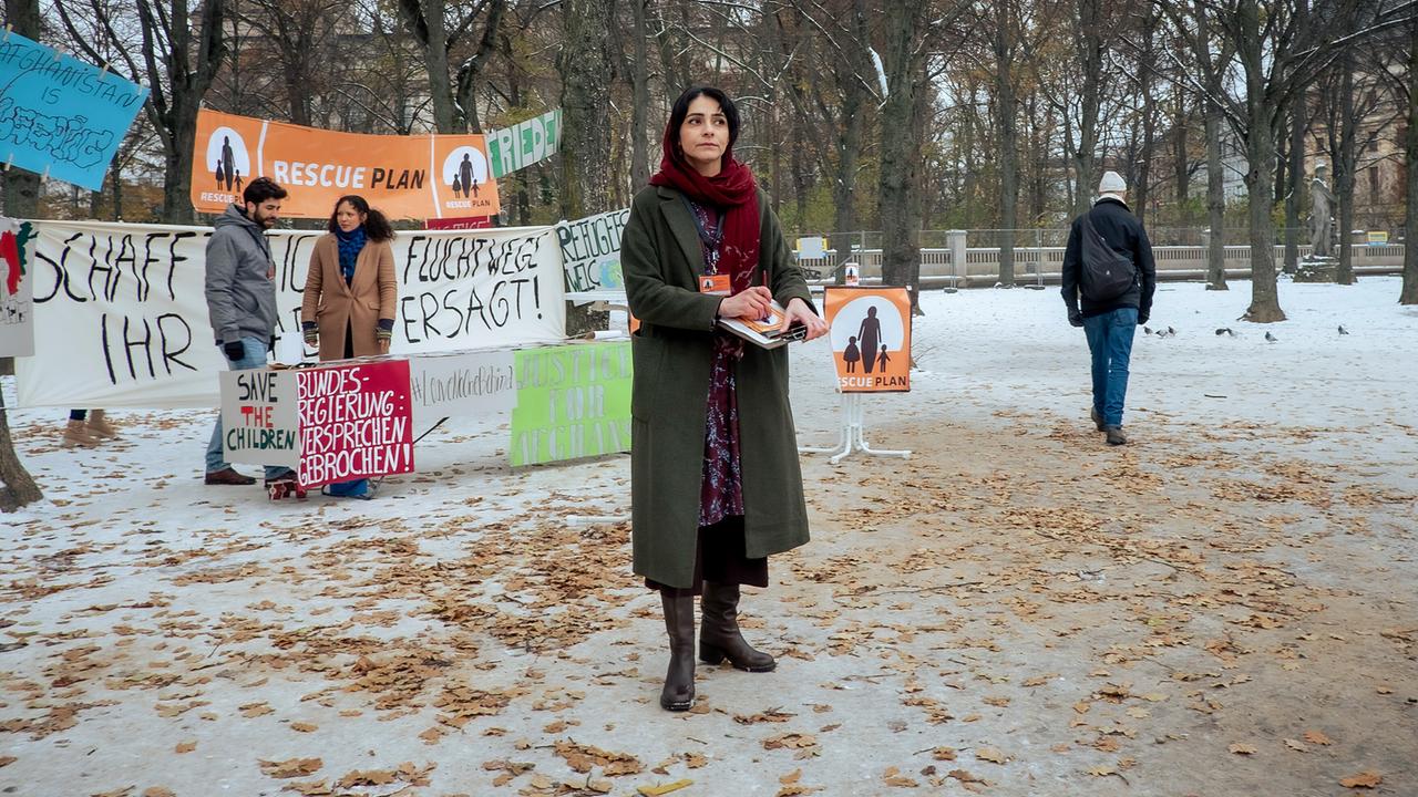 "Tatort: Vier Leben": Soraya Barakzay (Pegah Ferydoni) versucht, mit der Fluchthilfe-Organisation RESCUE PLAN, auf das Schicksal der ehemaligen Ortskräfte in Afghanistan aufmerksam zu machen.