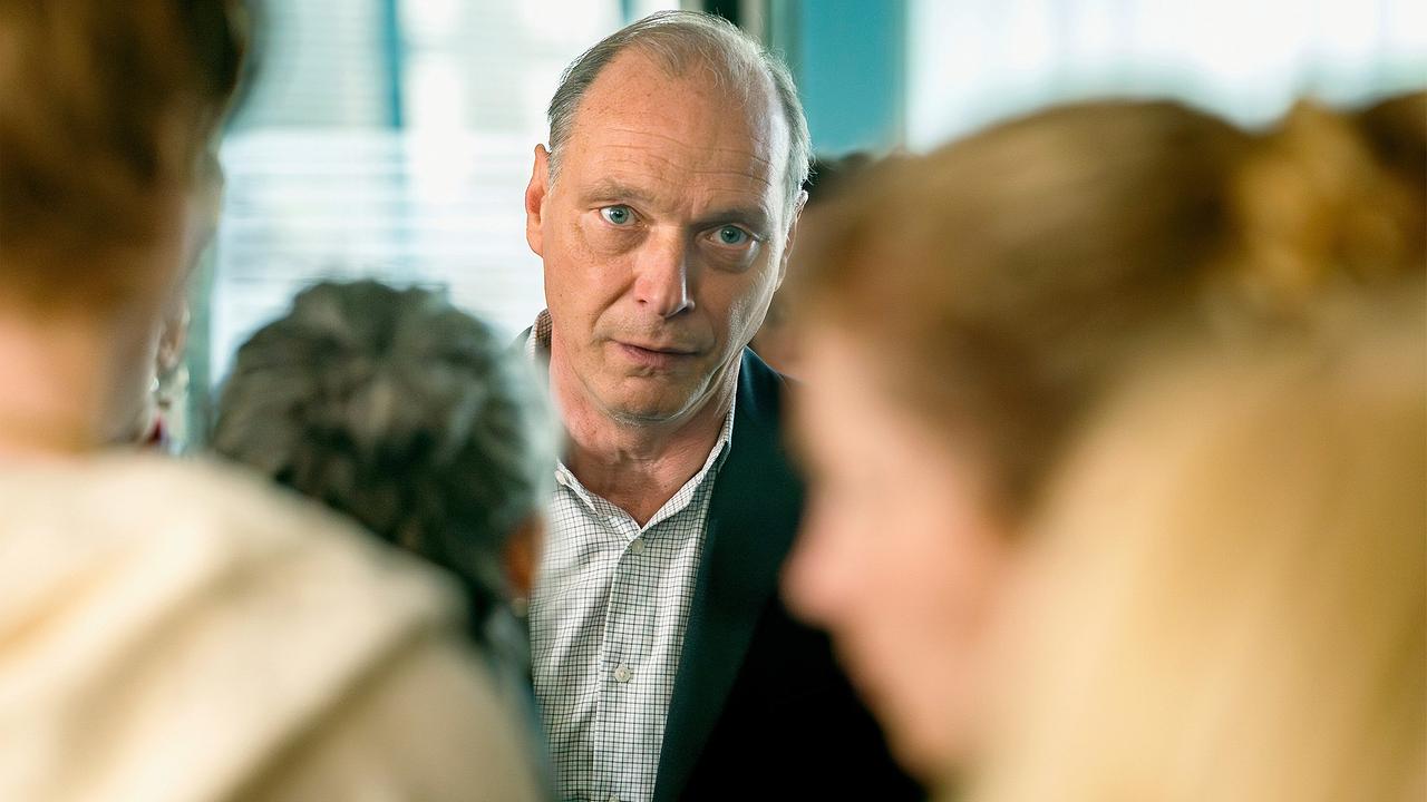 "Tatort: Herz der Dunkelheit": Peter Michael Schnabel (Martin Brambach) gibt den Jugendlichen im Kommissariat Anweisungen zur weiteren Vorgehensweise: Sie sollen sich für Befragungen bereit halten.