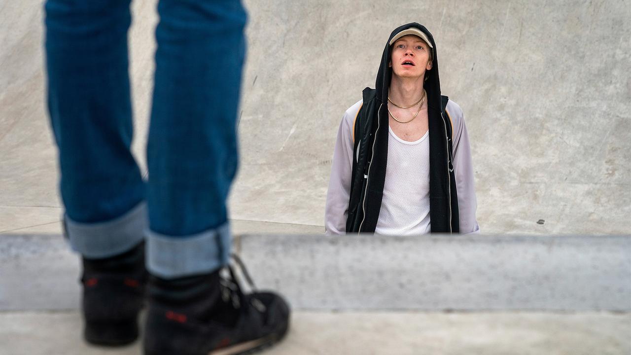 "Tatort: Herz der Dunkelheit": Kevin (Filip Schnack) wird auf dem Skateplatz von Leonie Winkler zum Verhör gebeten.