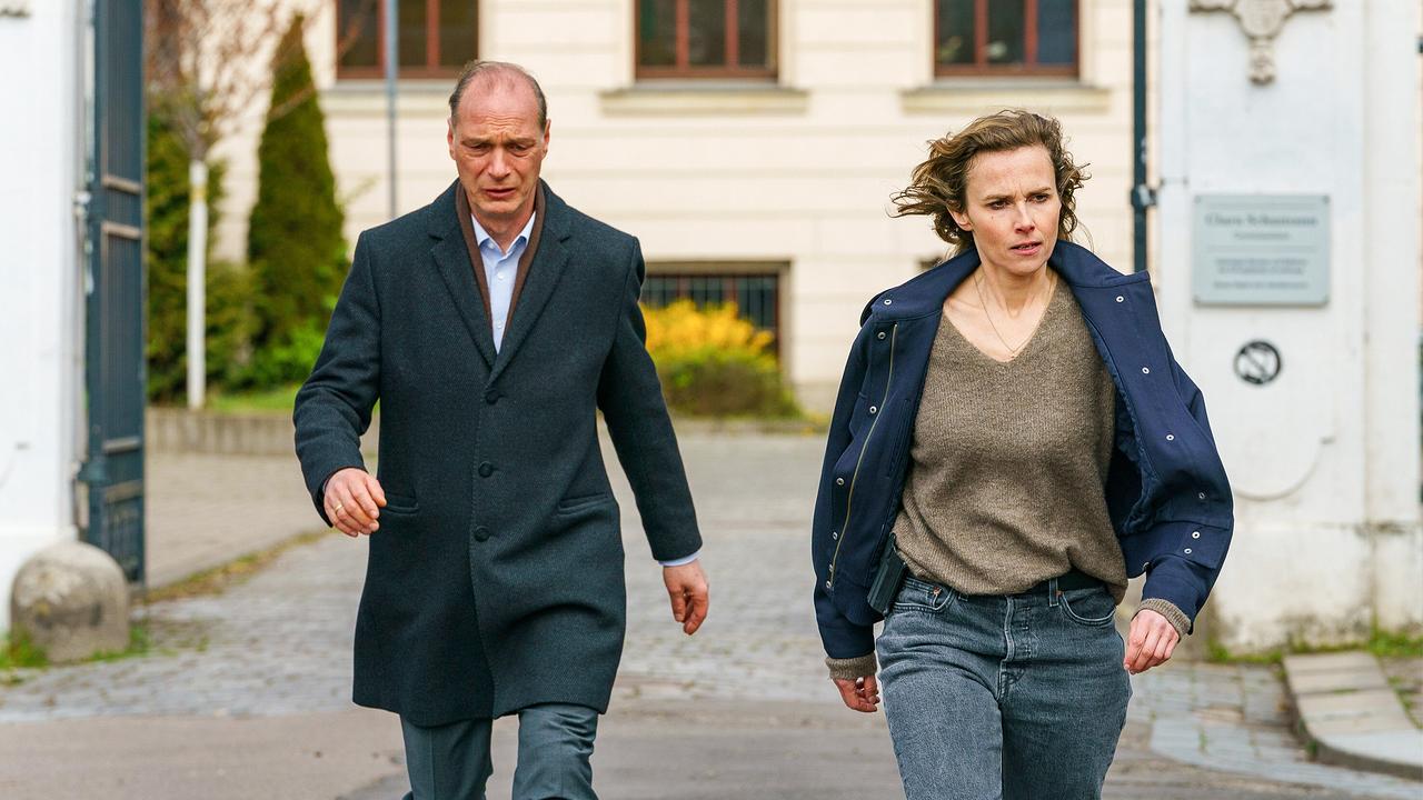 "Tatort: Herz der Dunkelheit": Peter Schnabel (Martin Brambach, li.) will von Karin Gorniak (Karin Hanczewski, re.) wissen, was die scharfe Befragung von Romy sollte. Karin hatte ihre Gründe.