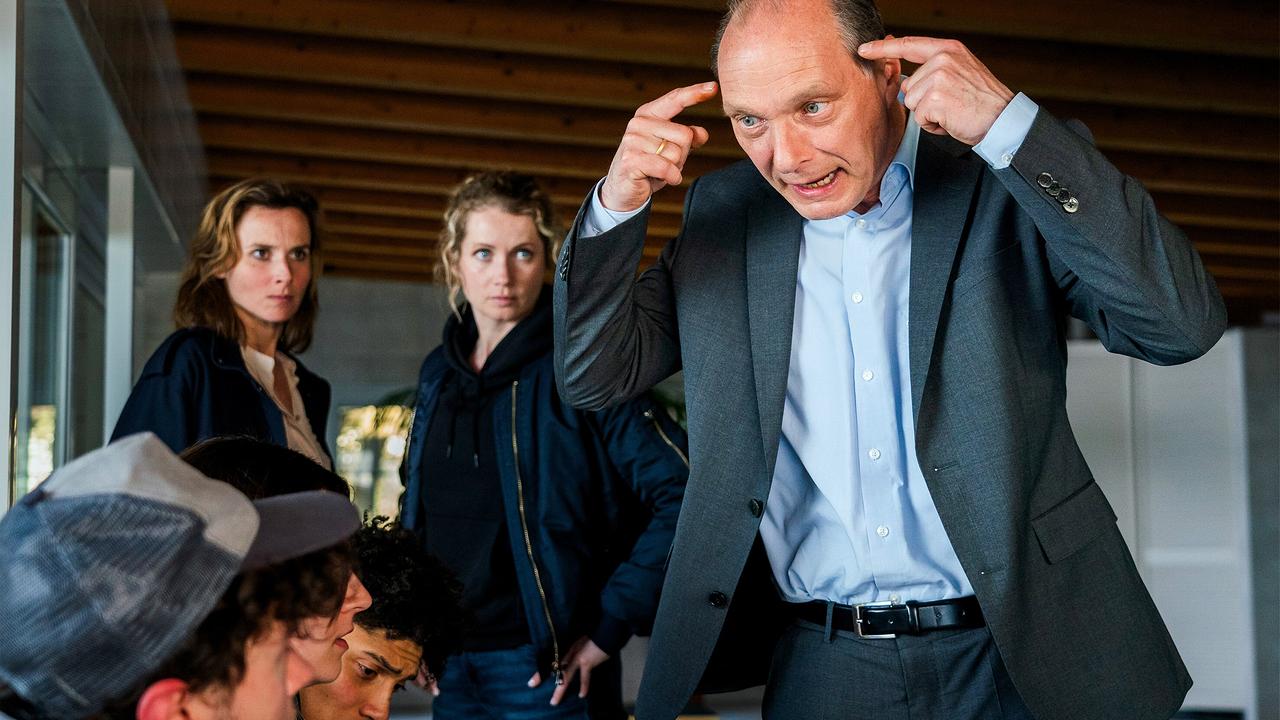 "Tatort: Herz der Dunkelheit": Leander (Amon Schicke), Inge (Victoria Friedrich), Khaleb (Leander Lesotho), Karin Gorniak (Karin Hanczewski), Leonie Winkler (Cornelia Gröschel), Peter Michael Schnabel, (Martin Brambach). Schnabel versucht die Wahrheit herauszufinden.