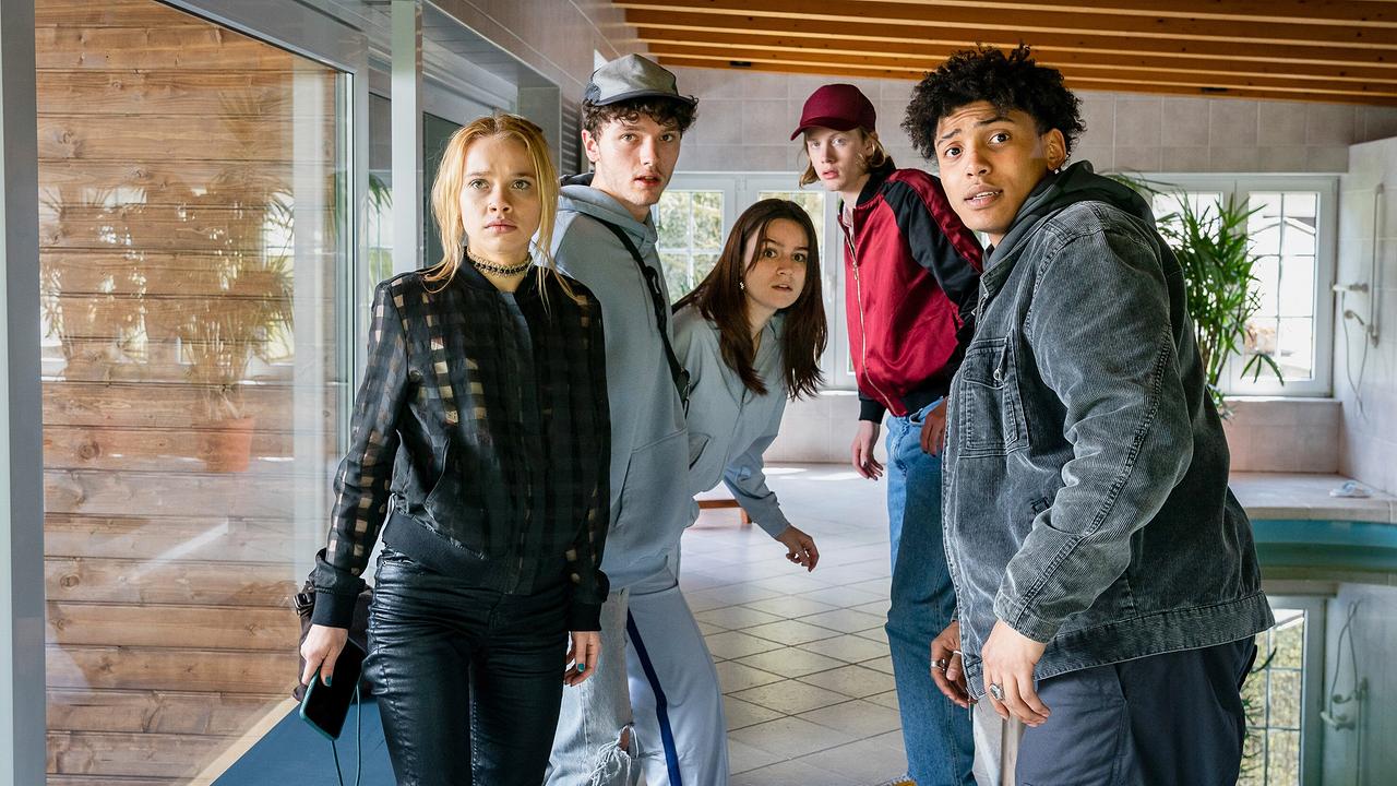 "Tatort: Herz der Dunkelheit": Maya Wolff (Katharina Hirschberg), Leander (Amon Schicke), Inge (Victoria Friedrich), Luka (Casper von Bülow), Khaleb (Leander Lesotho) werden von den Kommissarinnen im Poolhaus überrascht.