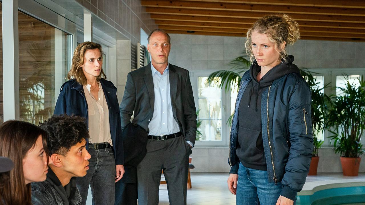 "Tatort: Herz der Dunkelheit": Inge (Victoria Friedrich), Khaleb (Leander Lesotho), Karin Gorniak (Karin Hanczewski), Peter Michael Schnabel (Martin Brambach), Leonie Winkler (Cornelia Gröschel). Die Kommissare stoßen bei den Jugendlichen auf eine Mauer des Schweigens.