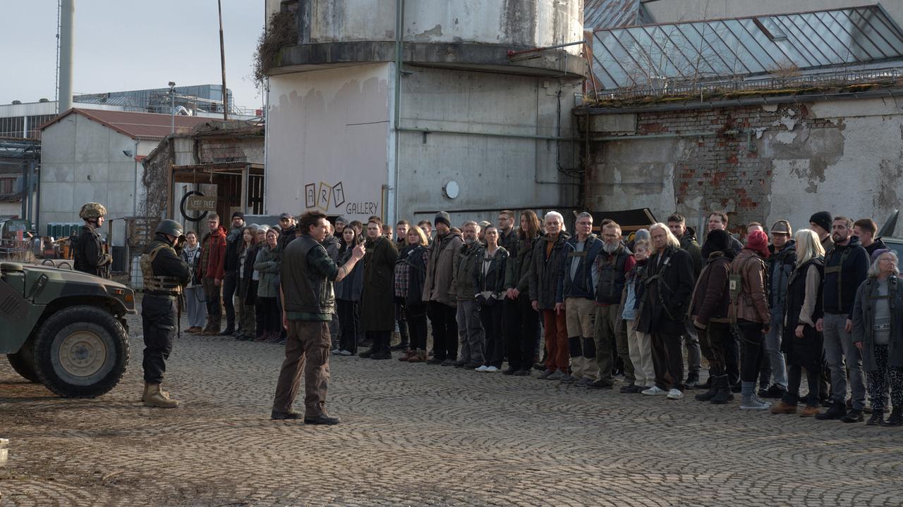 "Tatort: Charlie": Wayne Jameson (Milton Welsh, mi.), der COB-Chef hält beim Appell eine Ansprache an die COBs.