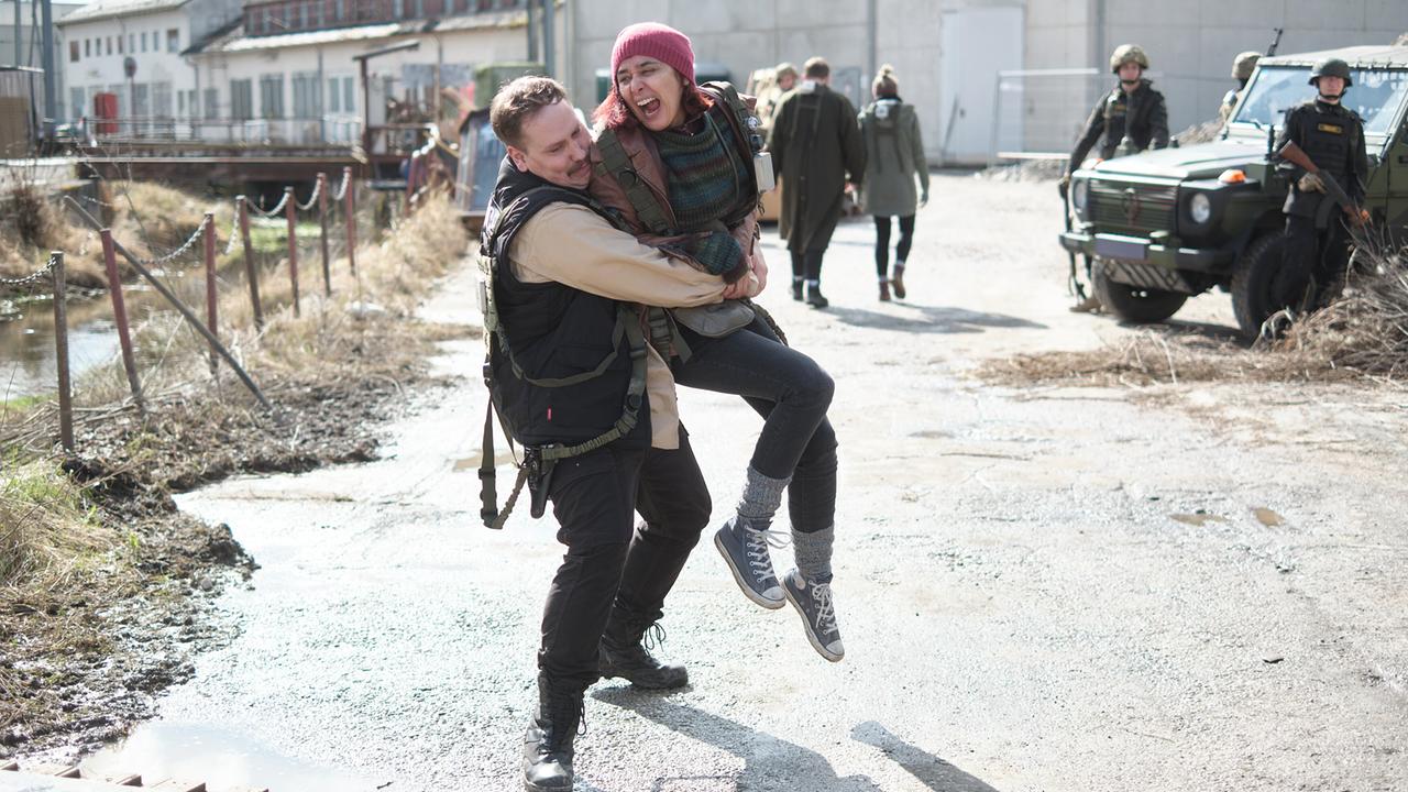 "Tatort: Charlie": Tomasz Krol (Lasse Boje Haye Weber) verhaftet die rebellierende Mila Kovac (Dorka Gryllus) die sich gerade mit den Skolgans fraternisierte.