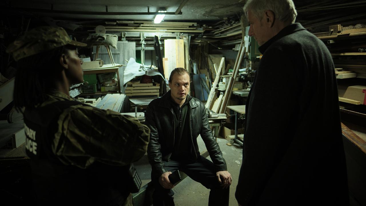 "Tatort: Charlie": Hauptkommissar Franz Leitmayr (Udo Wachtveitl, rechts) verhört Beni Menzel (Wilson Gonzalez Ochsenknecht) zusammen mit Major Jennifer Miller (Yodit Tarikwa).