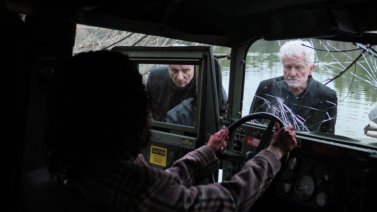 "Tatort: Charlie": Die Kriminalhauptkommissare Franz Leitmayr (Udo Wachtveitl, links) und Ivo Batic (Miroslav Nemec, Mitte) untersuchen die Leiche von Fine (Katharina Ronja Brusa).