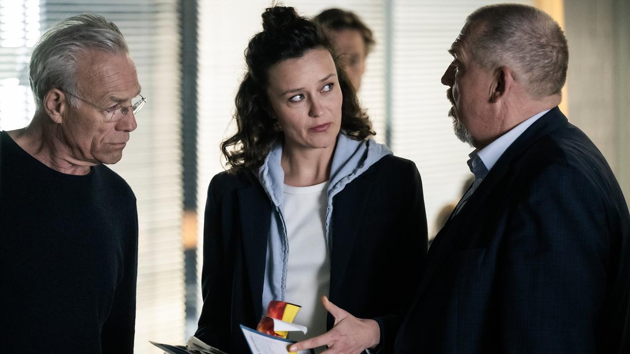 "Tatort: Colonius": Spurensuche: Kommissar Max Ballauf (Klaus J. Behrendt), KTU-lerin Natalie Förster (Tinka Fürst) und Kommissar Freddy Schenk (Dietmar Bär) rätseln: Was hat das Verschwinden der jungen „Szene“-Frau Gina mit dem Mord an dem Fotografen Alex Schmitz zu tun.