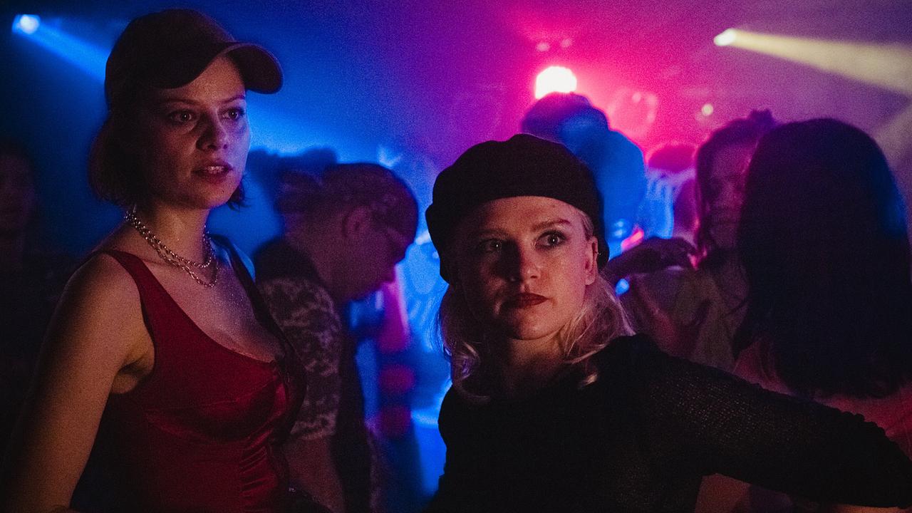 "Tatort: Colonius": Frei sein, high sein. Gina Grabitz (Emma Bading, links) und Meike Bennis (Sinje Irslinger) gehen voll auf in der Szene. Die Partys im Turm sind ihr Zuhause.