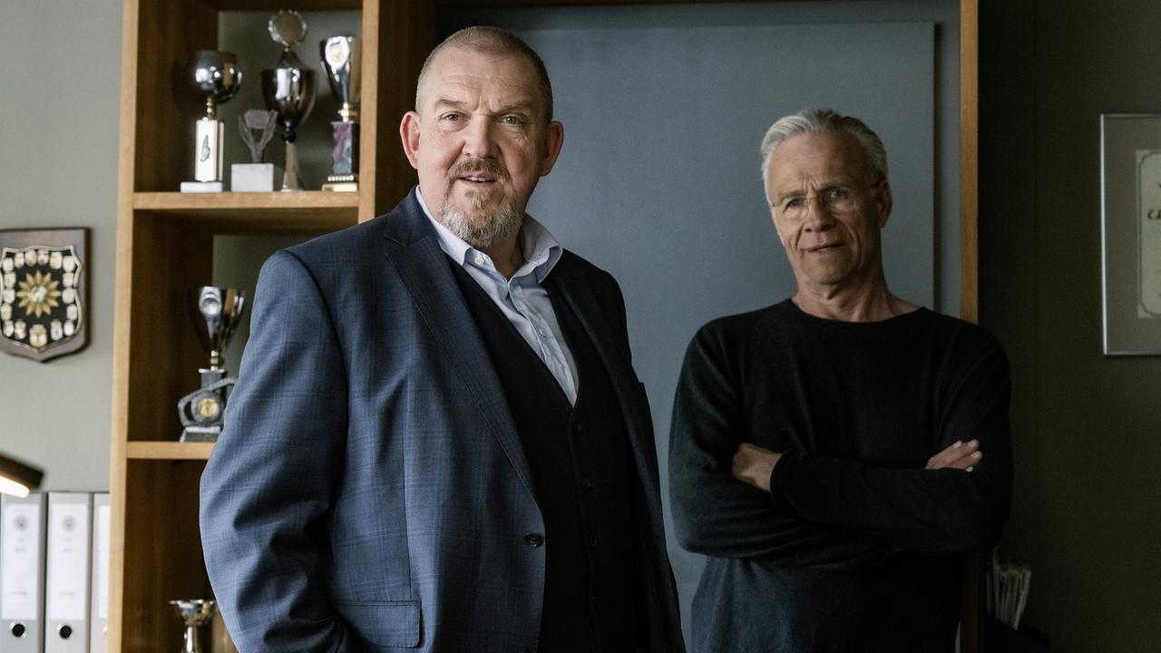 "Tatort: Colonius": Der Mordfall an einem Szenefotografen, der in den 90ern große Erfolge feierte, ist auch für die Kommissare Freddy Schenk (Dietmar Bär, links) und Max Ballauf (Klaus J. Behrendt) eine Zeitreise.