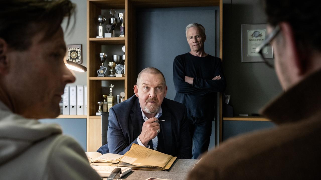 "Tatort: Colonius": Im Verhör: Kommissar Freddy Schenk (Dietmar Bär, 2.v.l.) stellt René Horvath (Andreas Pietschmann, links) und Christian Kohlheim (Thomas Loibl, rechts) unbequeme Fragen über längst vergessen geglaubte Zeit. Im Hintergrund: Kommissar Max Ballauf (Klaus J. Behrendt).