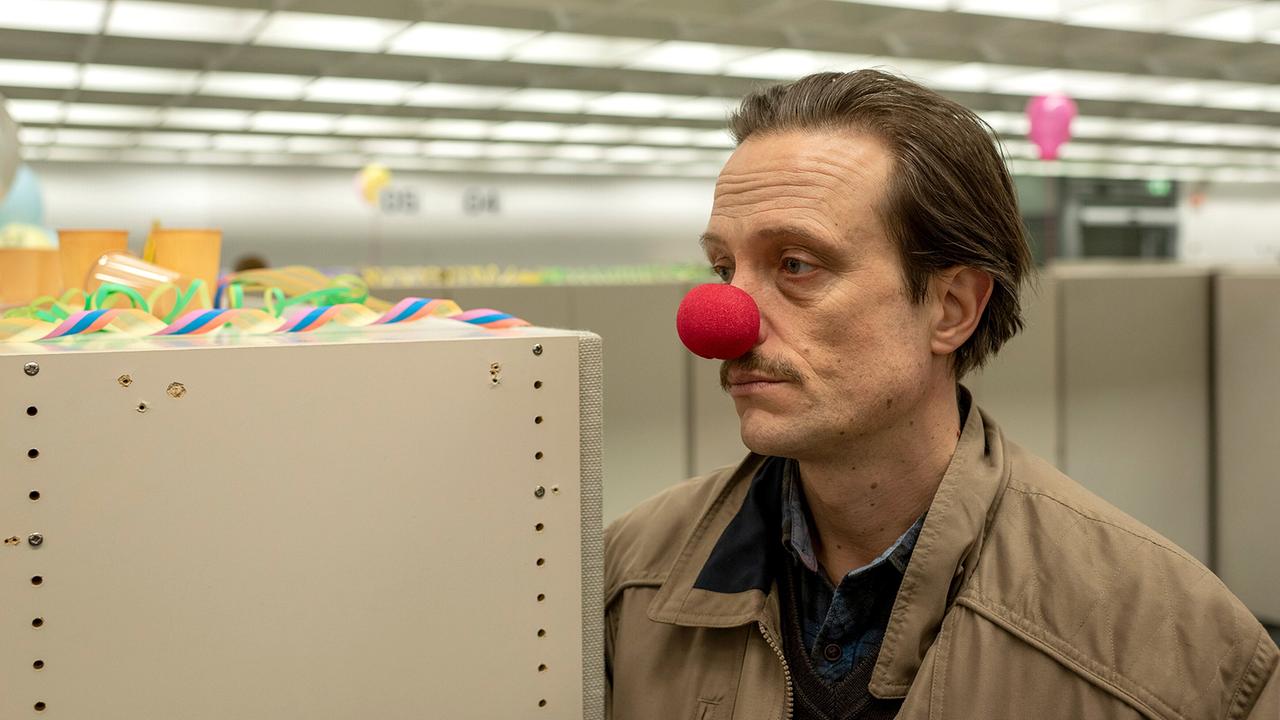 "Tatort: Borowski und das Haupt der Medusa": Trauriger Clown: Einzelgänger Robert Frost (August Diehl)