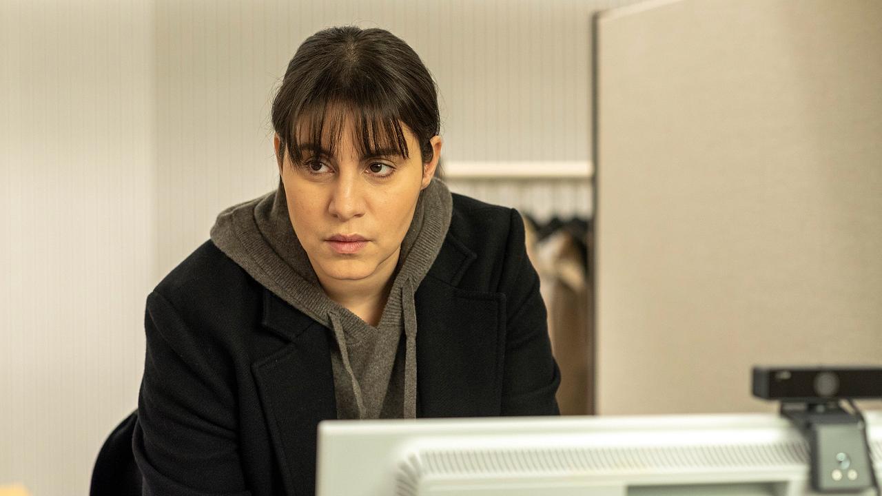 "Tatort: Borowski und das Haupt der Medusa": Cyber-Sabotage in der Behörde? Kommissarin Mila Sahin (Almila Bagriacik) kann sich keinen Reim auf den Serverausfall machen.