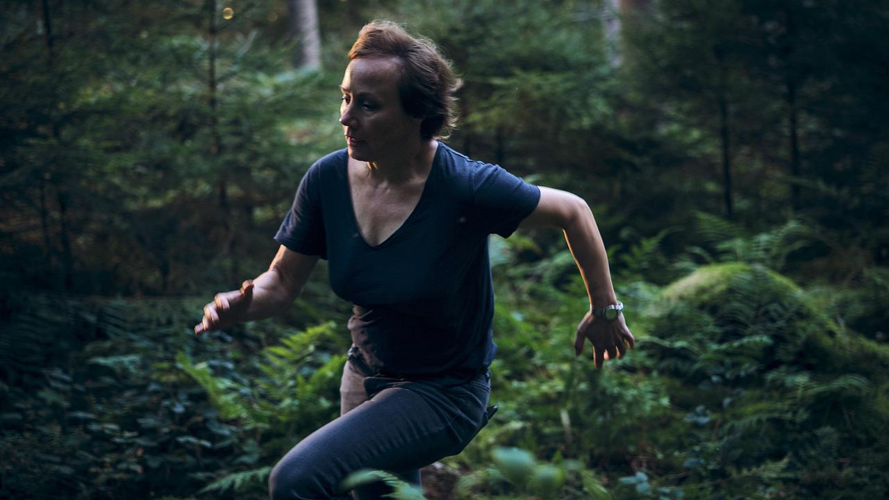 "Tatort: Die große Angst": Als sie erfährt, dass die Verdächtigen in den Wald geflüchtet sind, eilt Franziska Tobler (Eva Löbau) hinterher.