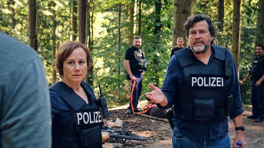 "Tatort: Die große Angst": Die Kommissare Franziska Tobler (Eva Löbau) und Friedemann Berg (Hans-Jochen Wagner) müssen ein in den Wald geflüchtetes Paar aufspüren.