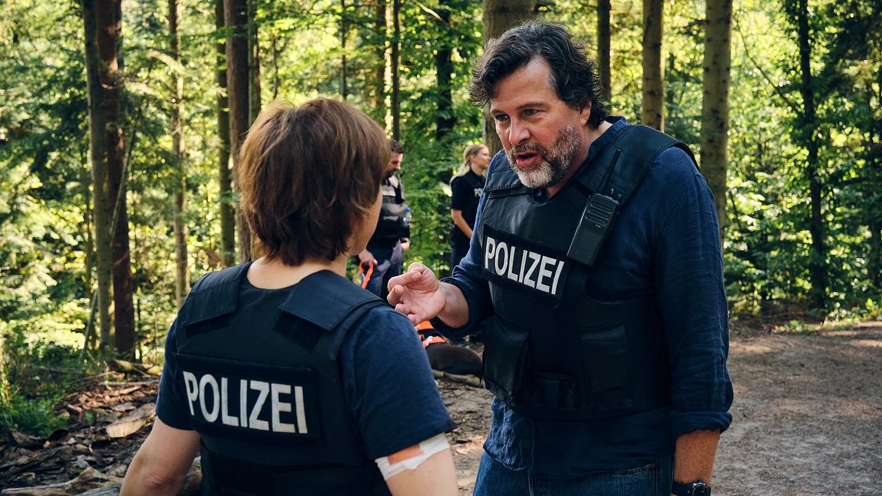 "Tatort: Die große Angst": Die Kommissare Franziska Tobler (Eva Löbau) und Friedemann Berg (Hans-Jochen Wagner) müssen ein in den Wald geflüchtetes Paar aufspüren.