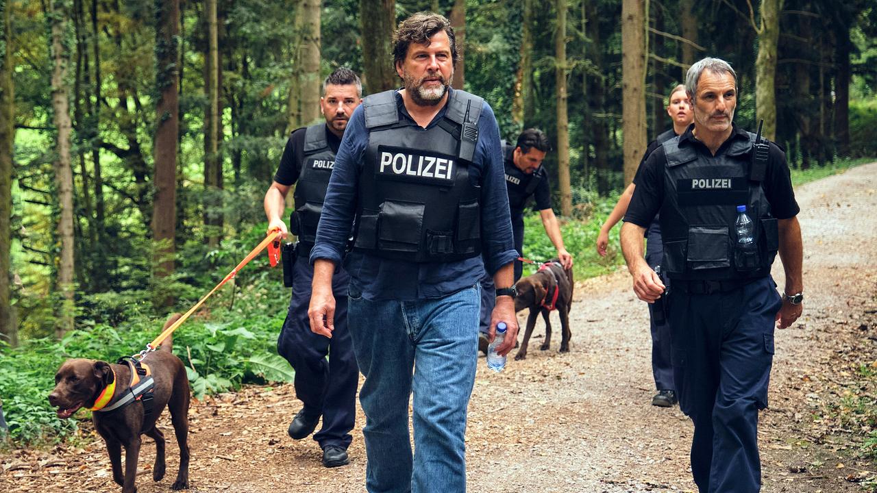 "Tatort: Die große Angst": Friedemann Berg (Hans-Jochen Wagner) ist mit der Hundestaffel auf der Suche, in der Hoffnung, die geflüchteten Verdächtigen so schnell wie möglich zu stellen.