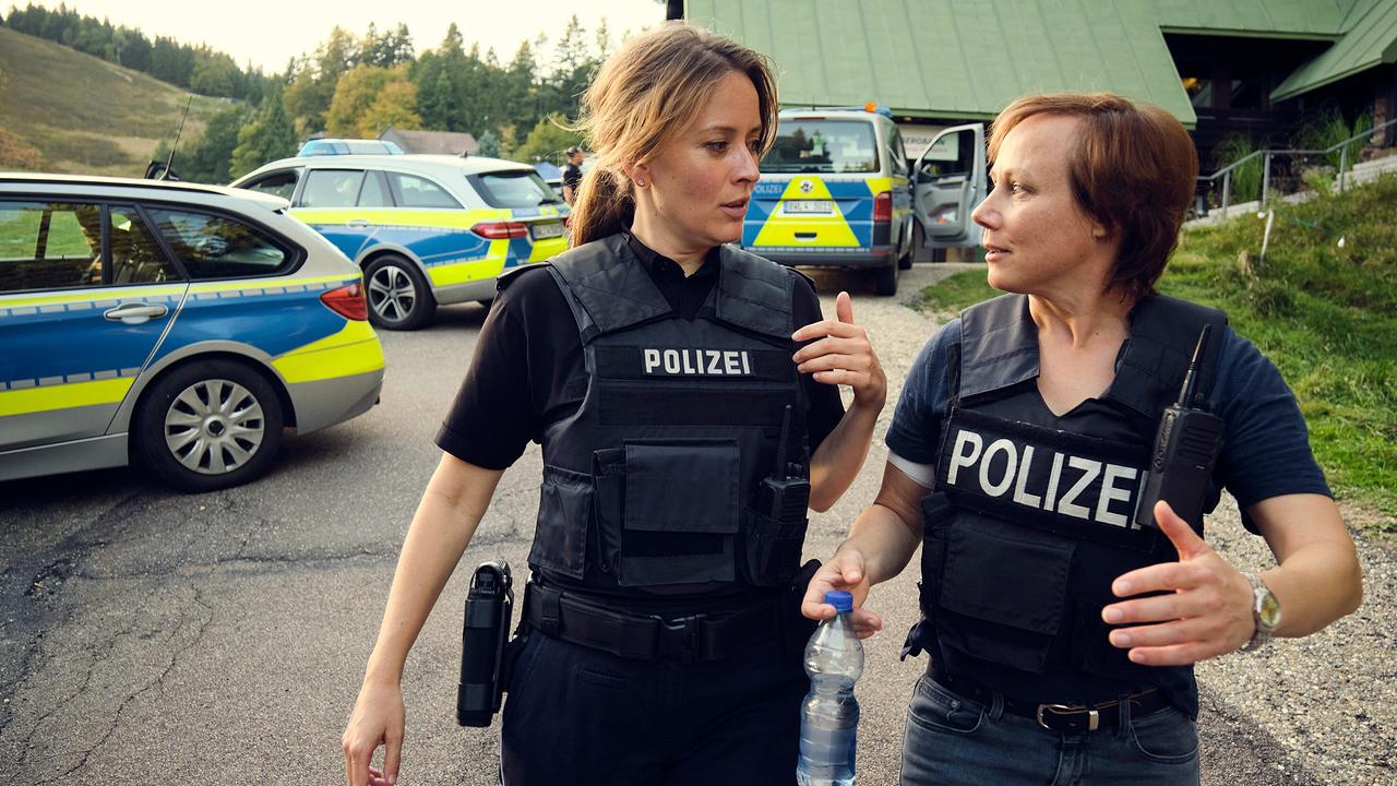 "Tatort: Die große Angst": Steffi (Lucia Schulz) berichtet Franziska Tobler (Eva Löbau) von der Aufregung, die der Todesfall in der Bergbahn ausgelöst hat.