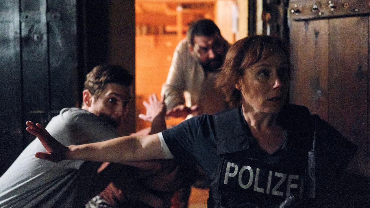 "Tatort: Die große Angst": Franziska Tobler (Eva Löbau) will Sven (Benjamin Lillie), Nina (Pina Bergemann) und Mesut Erdem (Sahin Eryilmaz) vor ihren Verfolgern beschützen.