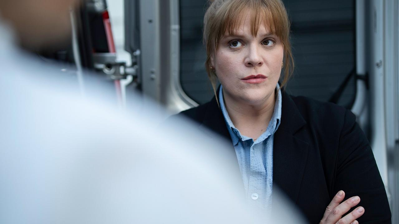 "Tatort: Abstellgleis": Druck von allen Seiten: Hauptkommissarin Rosa Herzog (Stefanie Reinsperger) muss nicht nur gegenüber der neuen Chefin Haltung bewahren. Auch der KTU-Chef Sebastian Haller versucht sie zu provozieren.