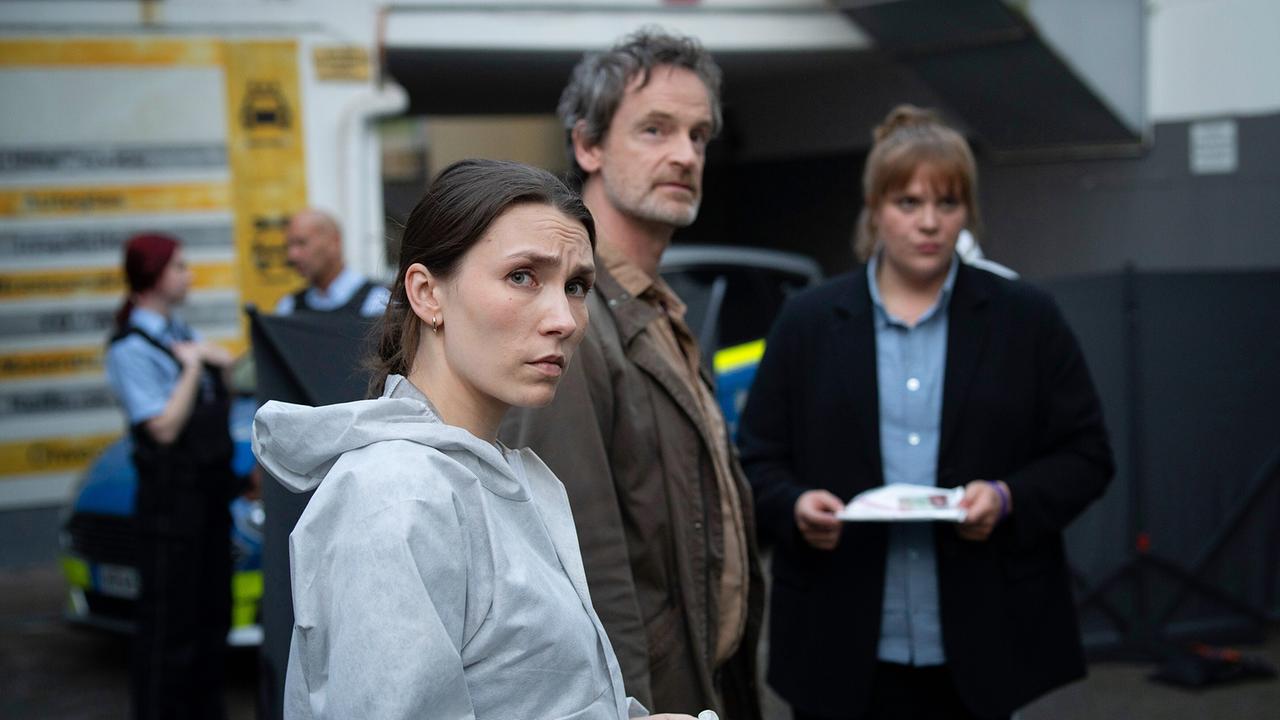 "Tatort: Abstellgleis": War es „nur“ ein tödlicher Unfall mit Fahrerflucht? Oder ein geplanter Mord-Anschlag? die KTUlerin Rabea Sharif (Ann-Kathrin Hinz), Kommissar Peter Faber (Jörg Hartmann) und Kommissarin Rosa Herzog (Stefanie Reinsperger)